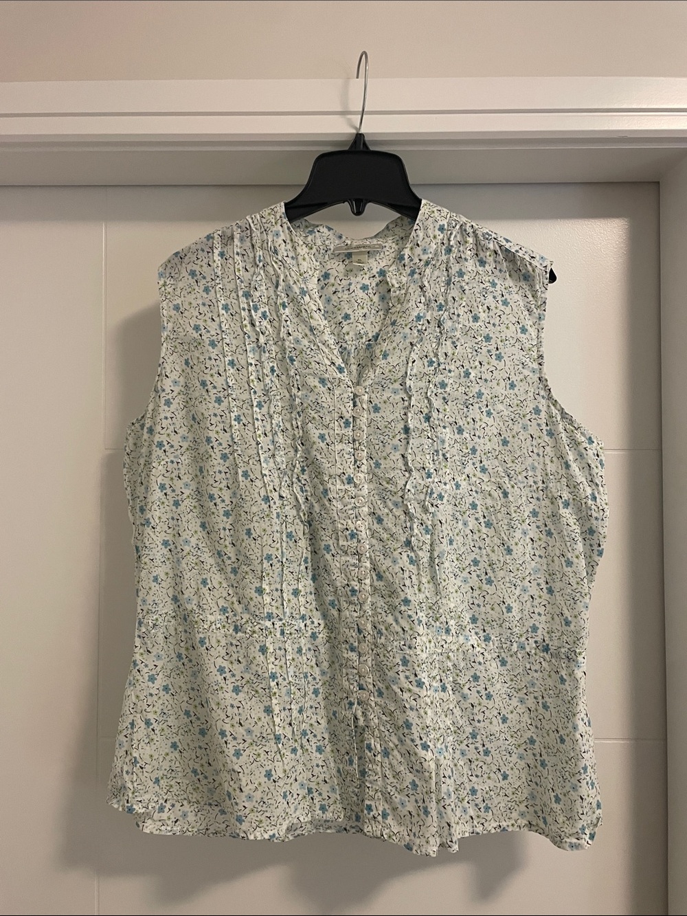 Dress Barn Sleeveless Floral Pintuck Blouse - Light Blue & White